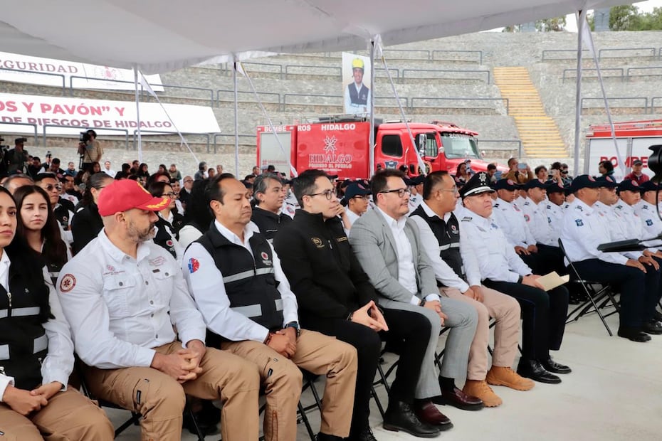 Julio Menchaca, gobernador de Hidalgo, realizó la entrega de la nueva estación de bomberos I Foto: Luis Soriano