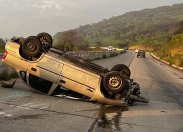 Vuelca un automóvil sobre la carretera Tula-Tepeji