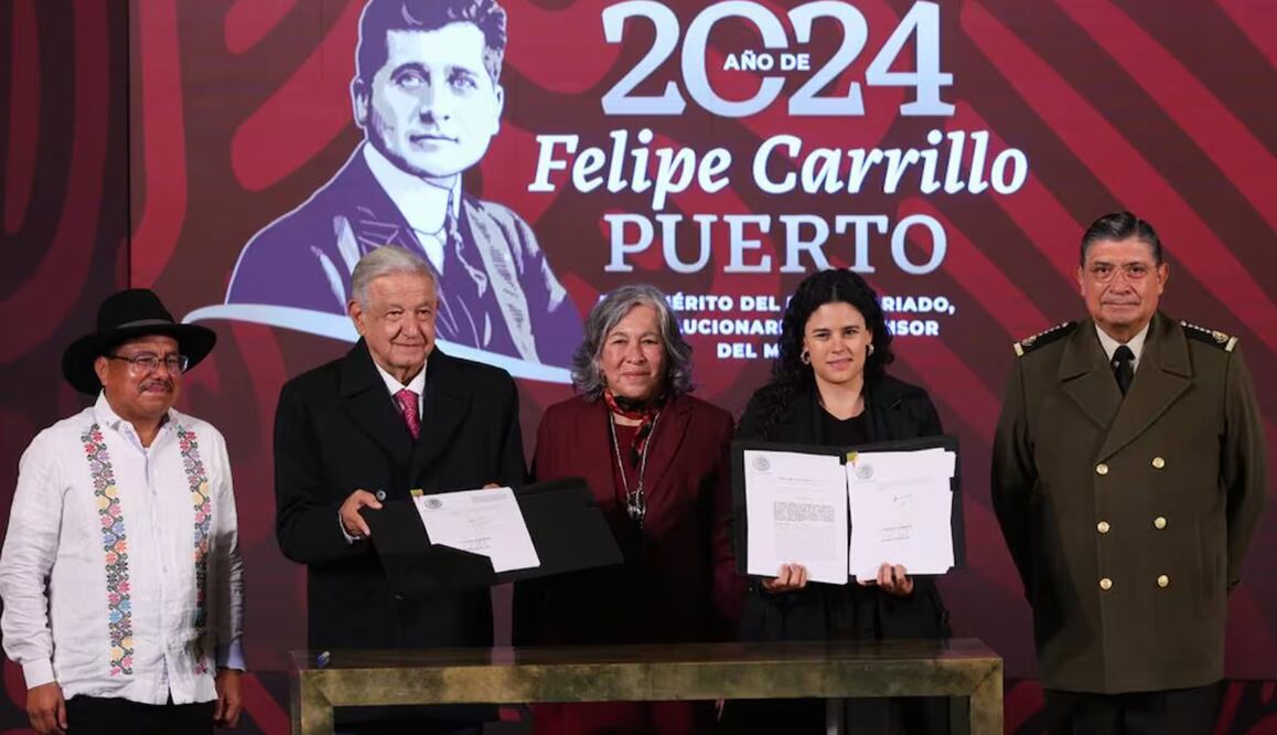 AMLO firma reforma de la Guardia Nacional y de pueblos indígenas. Foto: Diego Simón Sánchez. EL UNIVERSAL