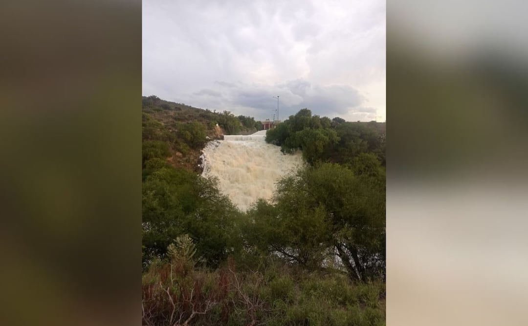 En maniobras anteriores se ha registrado acumulación de espuma sobre la carretera hacia Chilcuautla, a la altura de La Cañada, lo que incluso ha ocasionado cierres temporales de la vialidad | Captura de video