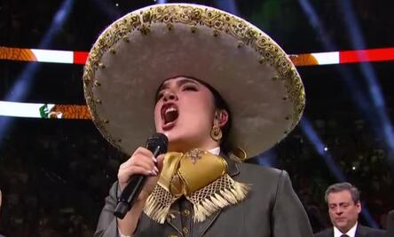 Nieta de Vicente Fernández se equivoca al entonar el Himno Nacional de México en la pelea del Canelo Álvarez