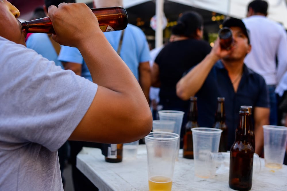 ¿Un concurso para ver quién aguanta más alcohol? Imagen generada con IA