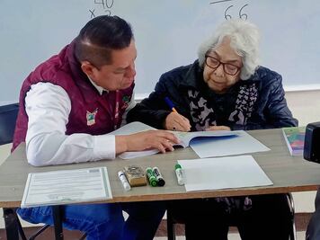 María Leonila, a los 95 años, cumple su sueño de obtener su certificado de primaria