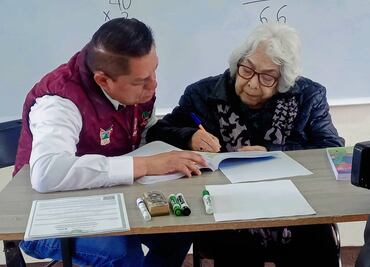 María Leonila, a los 95 años, cumple su sueño de obtener su certificado de primaria