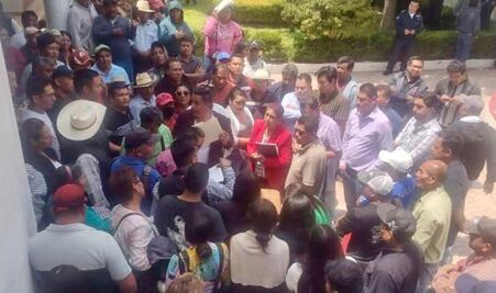 Vecinos de San Salvador toman alcaldía para exigir recursos para obras