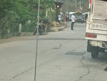 Bloquean carretera Álamo-Tamazunchale en Huejutla por decomiso de mercancía