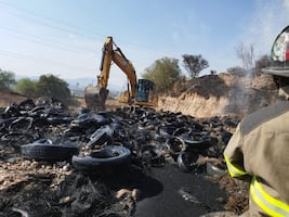 Sofocan incendio de tiradero de llantas en Tula 