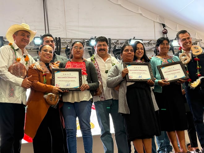 Reconocen a nanacateras en el inicio de la Feria de la Manzana y el Hongo en Acaxochitlán