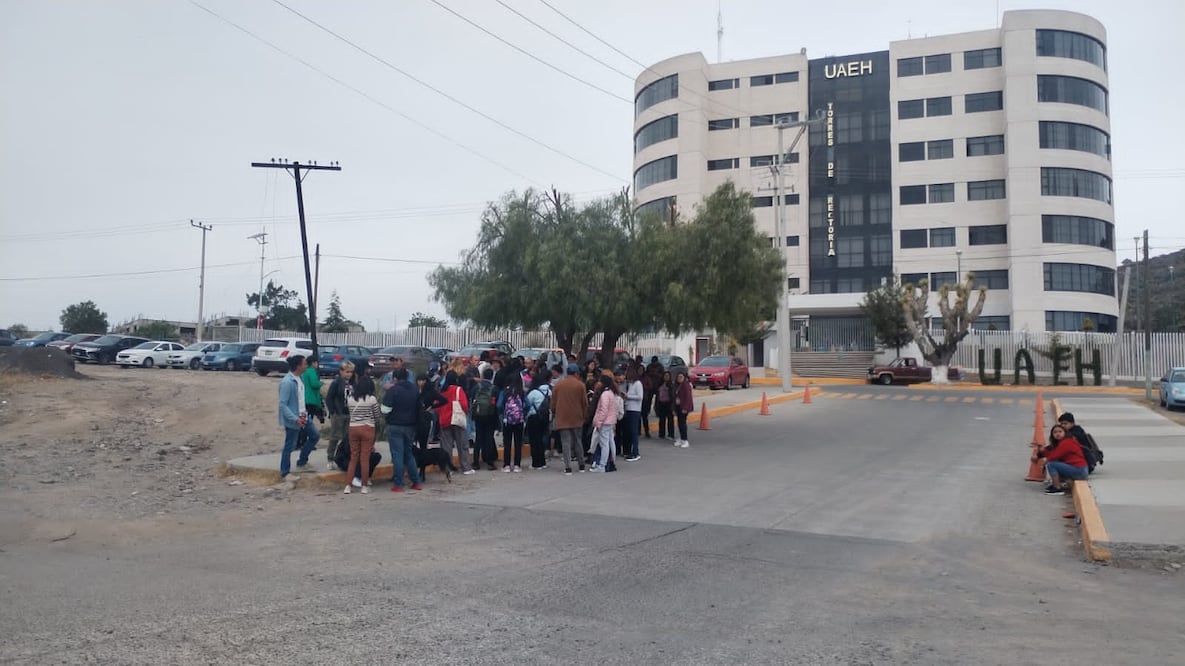 Un aproximado de 40 estudiantes, acudieron a las puertas de rectoría donde fueron atendidos por un grupo de 8 autoridades universitarias | Foto: Arturo Torres