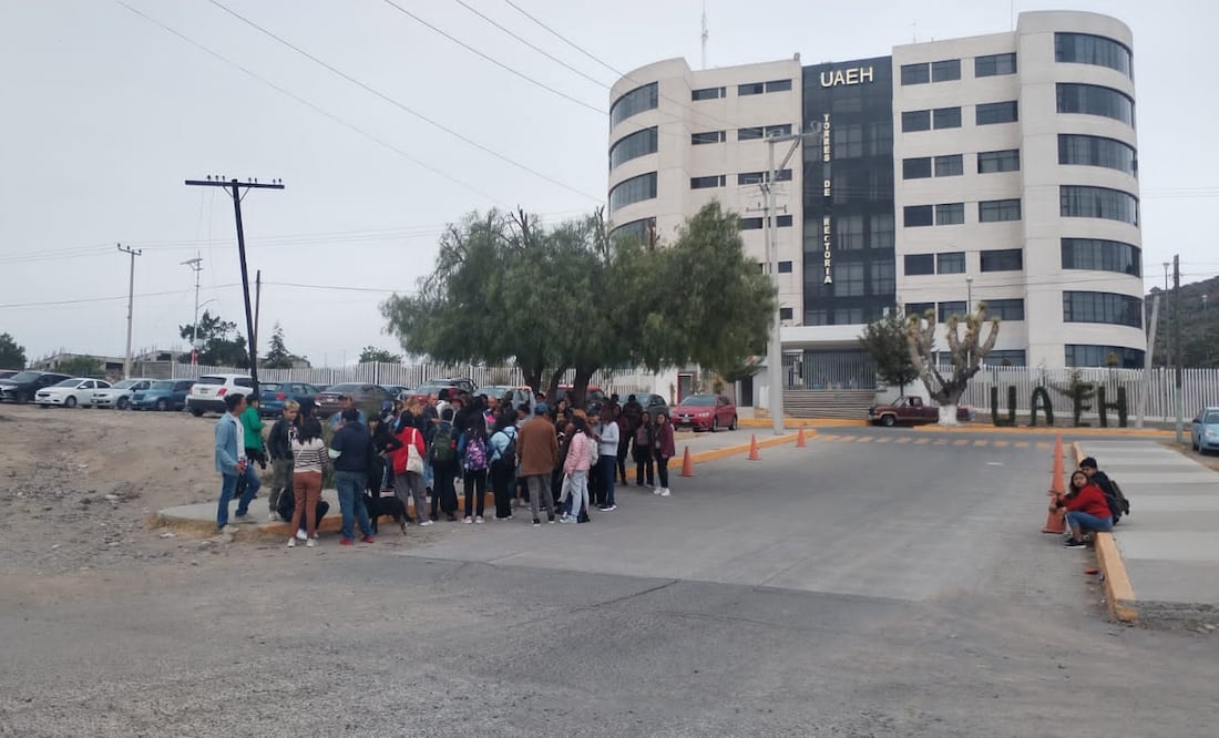 Un aproximado de 40 estudiantes, acudieron a las puertas de rectoría donde fueron atendidos por un grupo de 8 autoridades universitarias | Foto: Arturo Torres