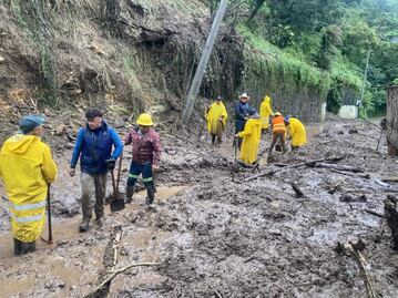Evacuan a familias por riesgo de derrumbes en dos comunidades de Molango 