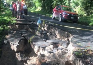 Se desgaja la carretera en el municipio de Chapulhuacán