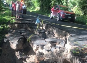 Se desgaja la carretera en el municipio de Chapulhuacán