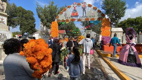 Entre flores, música y recuerdos, Pachuca honró a sus muertos