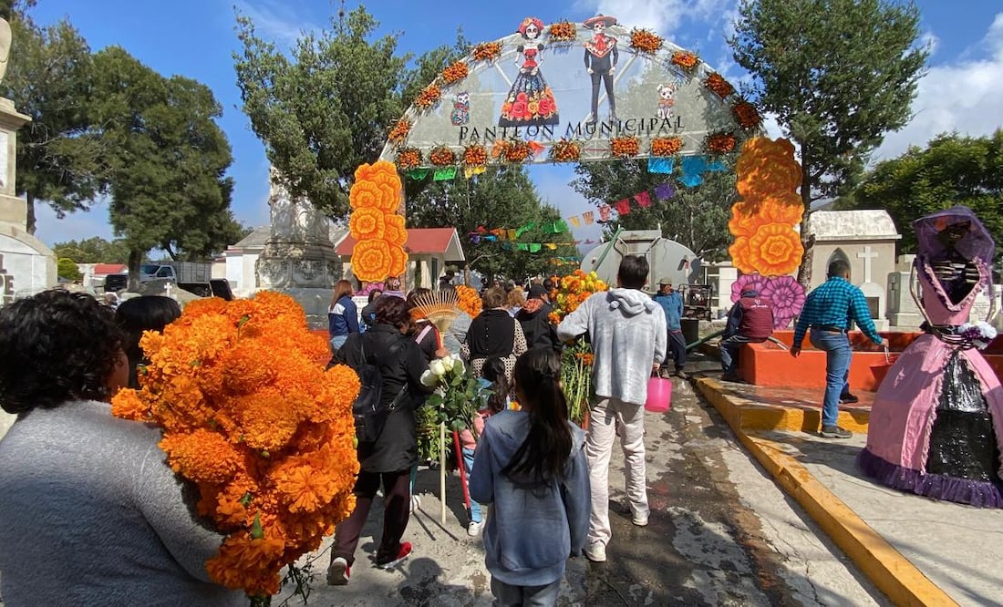 De acuerdo con la Secretaría de Seguridad Pública municipal al cementerio llegaron más de 10 mil personas el domingo 2 de noviembre | Foto: Luis Soriano