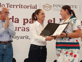 Sheinbaun entrega 510 escrituras y constancias de reducción