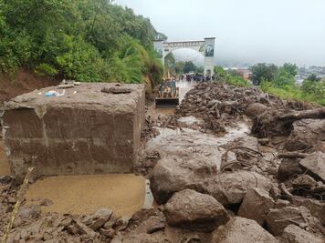 Continúan labores de rehabilitación y entrega de víveres en Acaxochitlán 