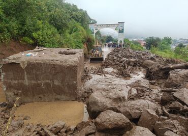 Continúan labores de rehabilitación y entrega de víveres en Acaxochitlán