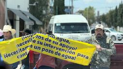 Habitantes de Epazoyucan bloquean avenida para exigir agua y obras pendientes