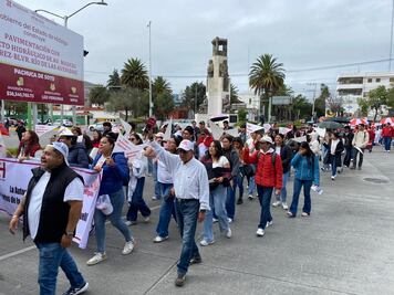 Marcha de la UAEH colapsa el Centro de Pachuca y enfrenta protestas contra la institución
