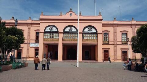 Modelo promueve amparo tras petición de cobro de la alcaldía de Apan