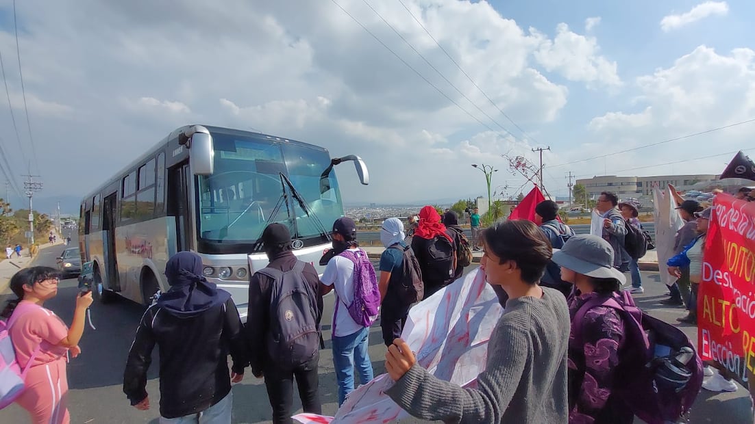Estudiantes mantienen bloqueo intermitente sobre la Pachuca-Actopan | Foto: Lorena Rosas