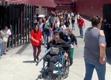 Trabajadores estatales desalojan edificio de gobierno de Hidalgo