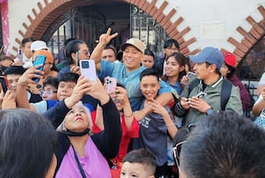 Yulay visita Tizayuca para regalar despensas y dinero