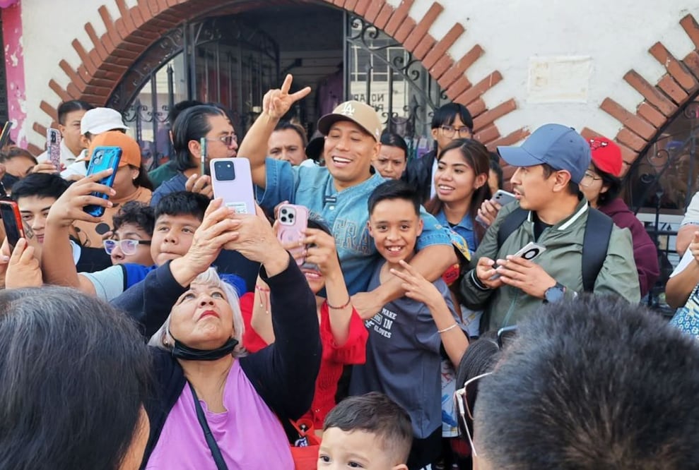 Seguidores de Yulay se dieron cita para tomarse la foto con el youtuber I Foto: Especial