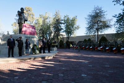 Rinden guardia de honor en el monumento a Venustiano Carranza por aniversario 107 de la Constitución
