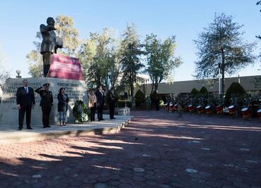 Rinden guardia de honor en el monumento a Venustiano Carranza por aniversario 107 de la Constitución