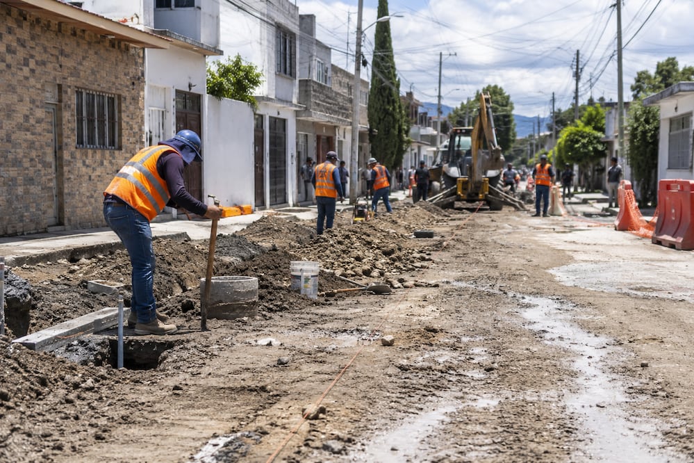 Al menos seis viviendas resultaron afectadas por inundaciones en la colonia Javier Rojo Gómez | Imagen generada con IA