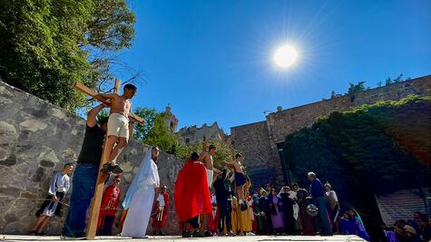 Emotiva representación del Viacrucis Infantil en la parroquia de San Francisco