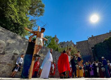 Emotiva representación del Viacrucis Infantil en la parroquia de San Francisco