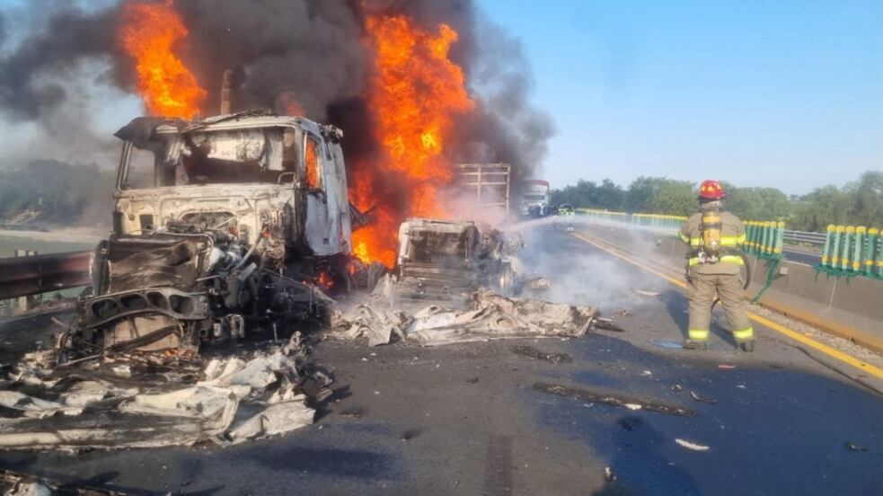 Se incendia tractocamión en el Arco Norte; cierran circulación por una hora