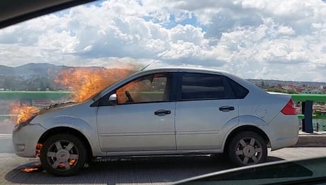 Se incendia coche en puente de Venta Prieta