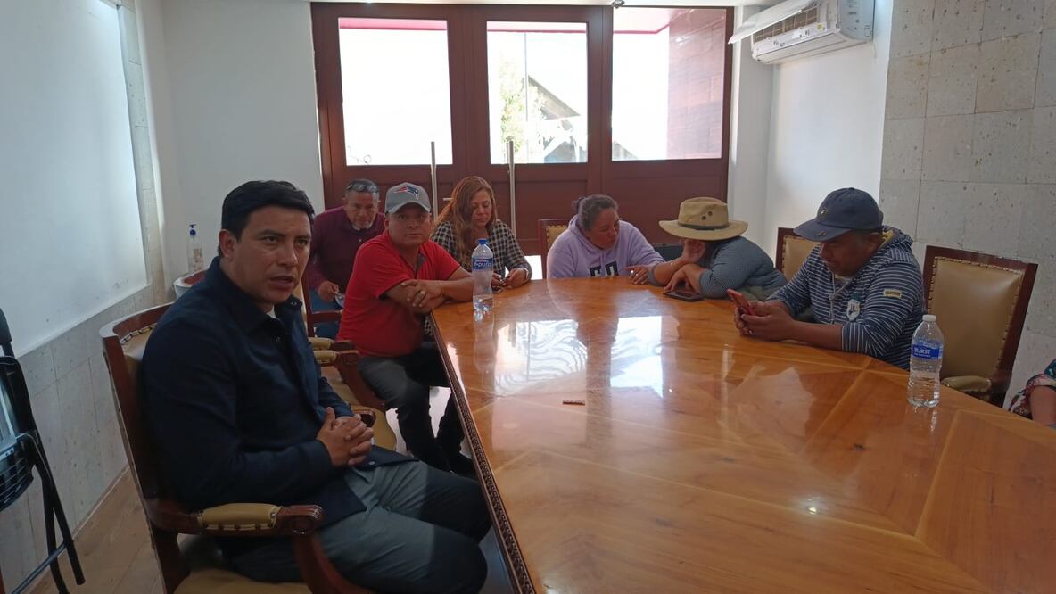 Vecinos de fraccionamientos cercanos al circuito Providencia-Chavarría sostuvieron reunión con autoridades de Mineral de la Reforma luego del bloqueo y hechos violentos en la referida vialidad.
Fotos Lourdes Naranjo