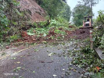 Lluvias provocan derrumbes y bloqueos carreteros en la Sierra de Hidalgo