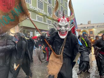 Galería: Bajo la lluvia y al ritmo de la banda de viento, danzan carnavaleros por la capital 