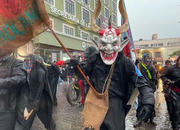 Galería: Bajo la lluvia y al ritmo de la banda de viento, danzan carnavaleros por la capital