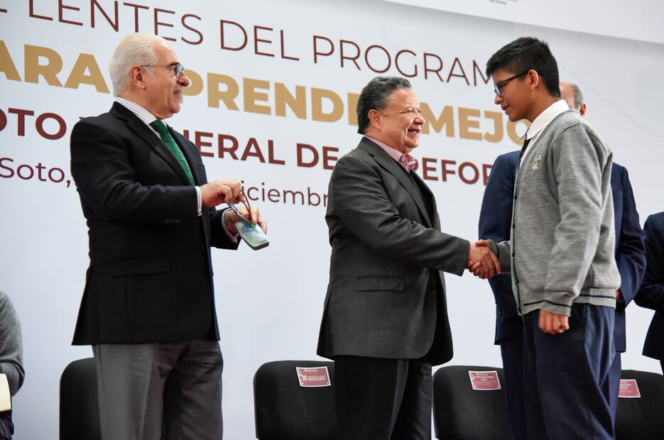Entrega Gobierno de Hidalgo lentes a estudiantes de nivel básico | Foto: Especial