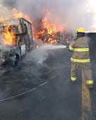 Aparatoso accidente en el Arco Norte deja tres vehículos incendiados