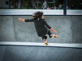 En Pachuca, Artemisa patina, fotografía y abre camino para que más mujeres conquisten el skatepark | Foto: Josué Ortiz