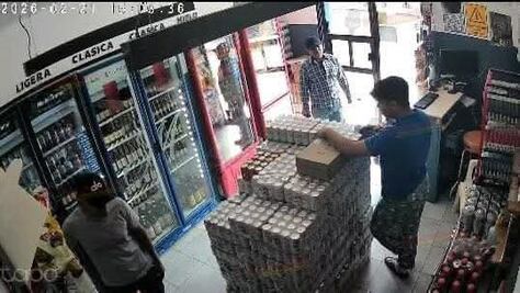 Asaltan negocio a punta de pistola en Huejutla; cámaras captan a los responsables