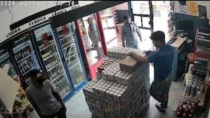 Asaltan negocio a punta de pistola en Huejutla; cámaras captan a los responsables