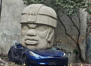Tesla es 'aplastado' por cabeza Olmeca en la colonia Roma
