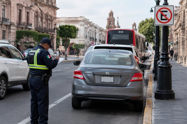 Pachuca sancionará a vehículos que se estacionen en doble fila, sin excepciones