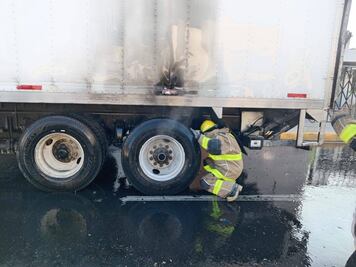 Controlan fuego en contenedor de tráiler en la colonia Piracantos
