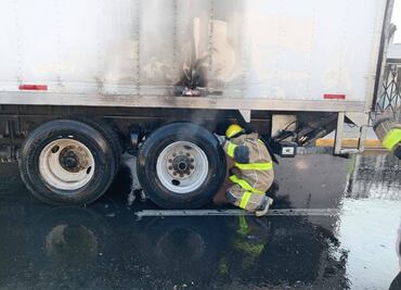 Controlan fuego en contenedor de tráiler en la colonia Piracantos