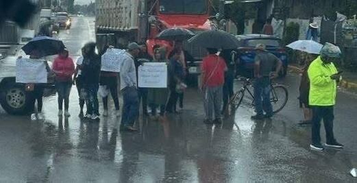 Bloqueos en Atitalaquia por detención de tres hombres en Tlaxcoapan